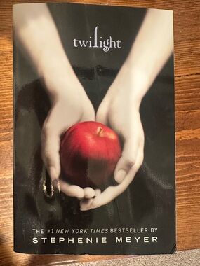 Twilight by Stephenie Meyer - Red Apple Cover